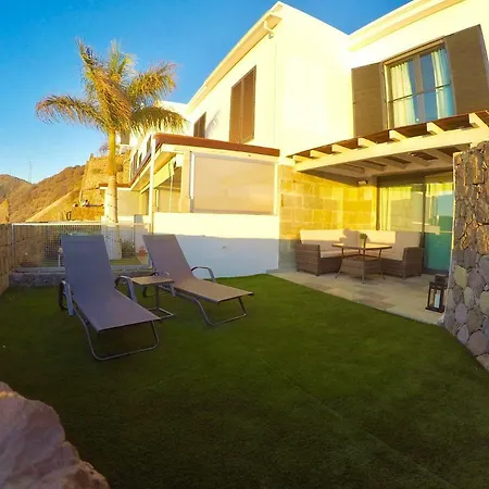 Altos De Arguineguin * La Playa de Arguineguín